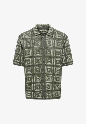 Camisa de manga corta con botones y cuello doblado, con un patrón de tejido geométrico de cuadros en verde y beige.