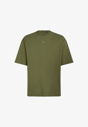 T-shirt à manches courtes vert olive en tissu doux, avec un col rond et un petit logo sur la poitrine. Texture lisse, coupe décontractée.