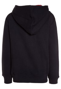 Hoodie bleu marine foncé en tissu doux, avec poche kangourou et poignets côtelés. La capuche est doublée d'une couleur contrastante.