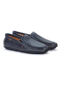 Marineblaue lederne Slipper mit durchbrochendem Design, kontrastierenden Nähten und strukturierten Gummisohlen; zeichnen sich durch eine Mokassin-Bauweise aus.