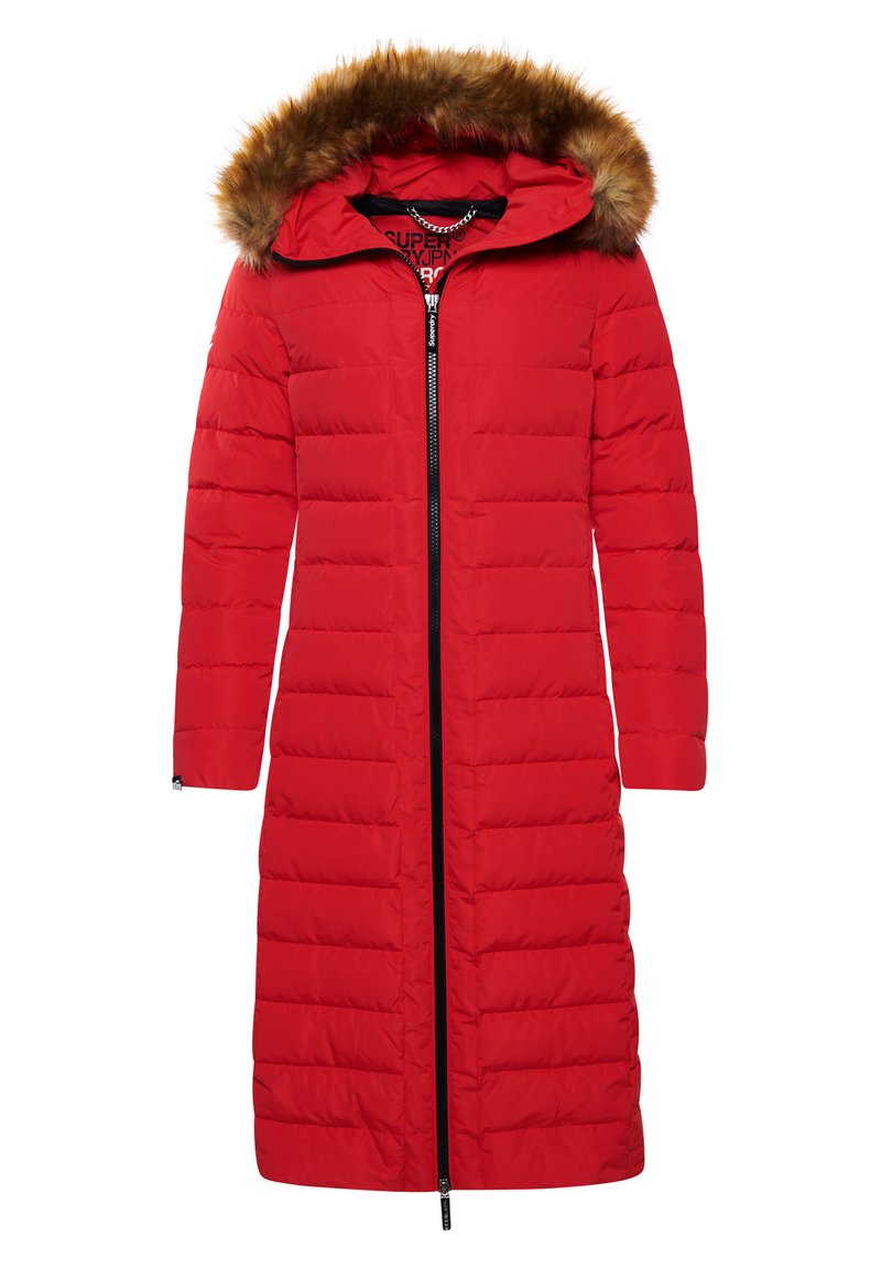 Lange rode pufferjas met een afneembare nepleren capuchon, geborduurd design, volledige ritssluiting aan de voorkant en elastische manchetten. Gelaagde oppervlak met horizontale strepen.