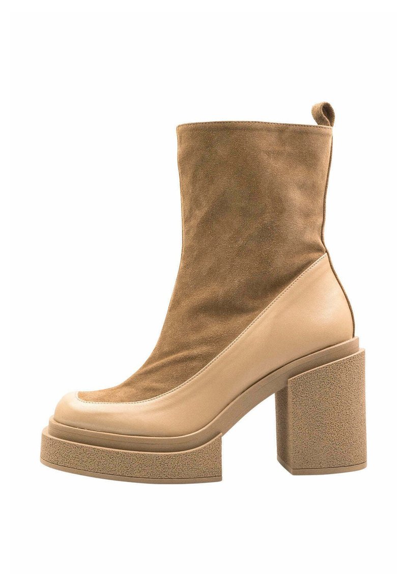 Botín de tacón alto en color marrón y beige, con parte superior de ante, parte inferior de piel, suela con plataforma gruesa y tacón cuadrado.