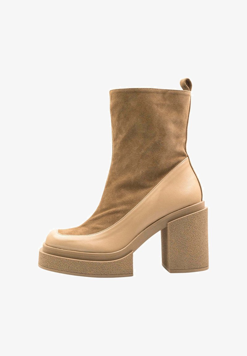 Botín de tacón alto en color marrón y beige, con parte superior de ante, parte inferior de piel, suela con plataforma gruesa y tacón cuadrado.