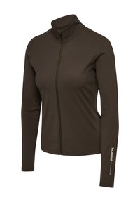 Kurtka na długi rękaw w ciemnym brązie, zapinana na zamek błyskawiczny, z wysokim kołnierzem i napisem "hummel performance" na prawym przedramieniu.