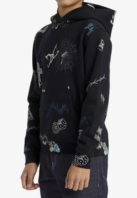 Svart hoodie med tryckta färgglada grafik, inklusive rosen, tärningar och spindelnät. Tillverkad av mjukt tyg med en känguruficka.