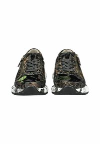 Zapatillas de tela negras y multicolores con patrones texturizados, que cuentan con cordones, una cremallera lateral y una suela blanca con negro estampada.