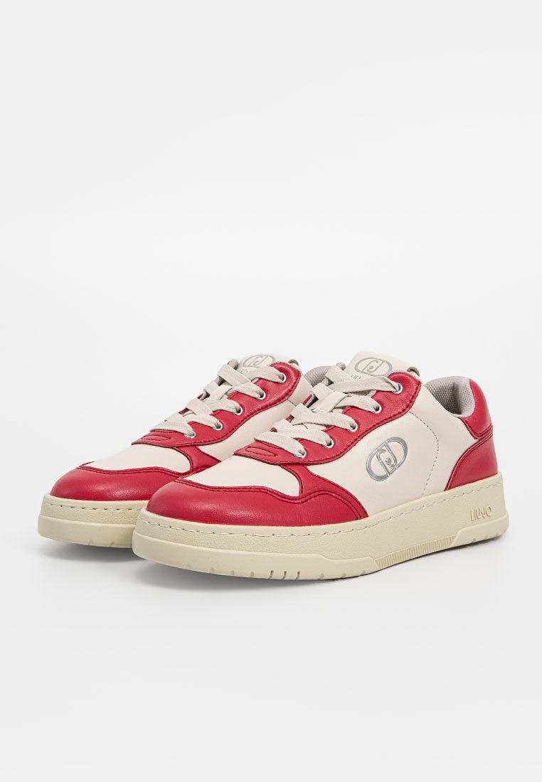 Zapatillas de deporte rojas y crema de cuero, con punta redonda, diseño de cordones, acentos de logo plateado y suela de goma con dibujo texturizado.