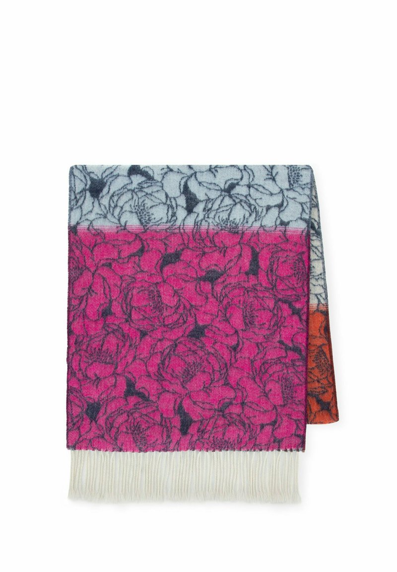 Manta tejida con un diseño floral en tonos rosa, gris y azul, con bordes blancos flecados y una textura suave.