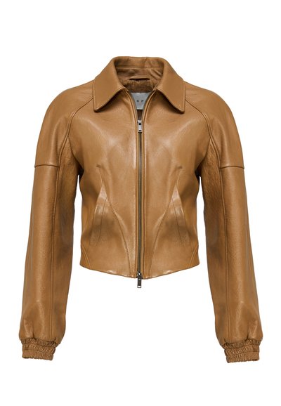 Barna bőr rövidített dzseki elöl cipzárral, széles gallérral és gumírozott mandzsettákkal. Sima textúrával és varrási díszítéssel rendelkezik.