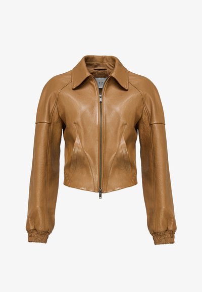 Barna bőr rövidített dzseki elöl cipzárral, széles gallérral és gumírozott mandzsettákkal. Sima textúrával és varrási díszítéssel rendelkezik.