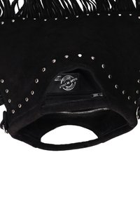 Sac à main en daim noir avec des clous argentés, des détails en franges et un compartiment zippé ; l'intérieur comporte une étiquette de marque circulaire.
