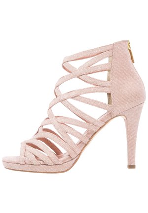 Pink højhælet sandal med flere krydsede remme og lynlås bagpå på hvid baggrund.
