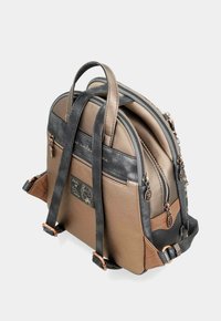 Zaino in pelle marrone e nera con doppie tasche con zip, manici imbottiti e spallacci regolabili. Presenta una finitura testurizzata e dettagli con logo.