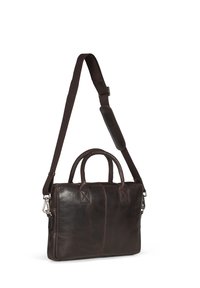 Bolso de cuero marrón oscuro con dos asas superiores, una correa de hombro desmontable y una textura suave. Presenta costuras sencillas y acentos de metal.