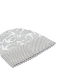 Beanie grigio a maglia con un motivo astratto bianco, dotato di un risvolto a coste per un'aggiunta di texture e una vestibilità aderente.