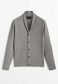 Cardigan tricoté gris clair à manches longues avec col châle et cinq boutons noirs à l'avant, posé à plat sur un fond blanc.
