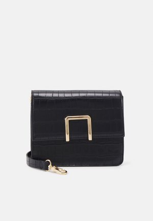 Sac à main en simili cuir noir avec texture crocodile, quincaillerie dorée, rabat rectangulaire et bandoulière amovible. Design compact.