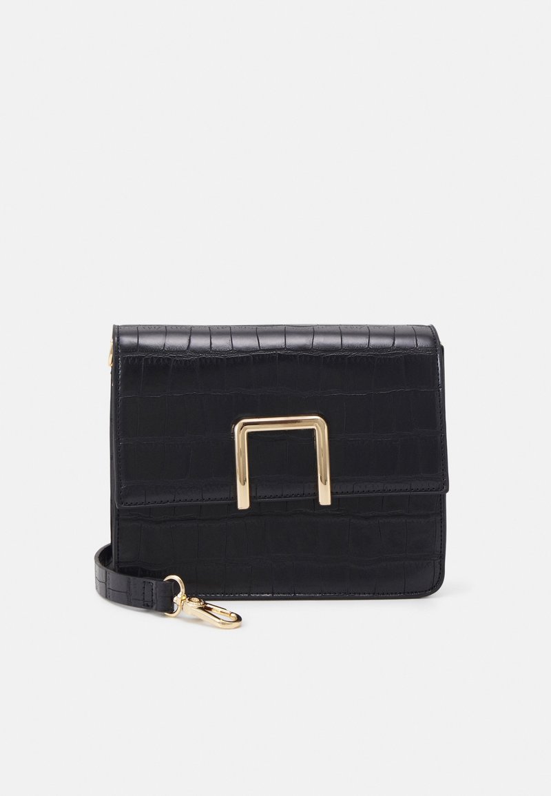 Borsa a mano nera in pelle sintetica con texture a coccodrillo, hardware dorato, patta rettangolare e tracolla removibile. Design compatto.