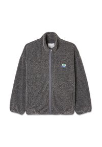 Graue Fleecejacke mit durchgehendem Reißverschluss, hohem Kragen und strukturiertem Material. Ausgestattet mit einem kleinen, mehrfarbigen Logopatch auf der linken Brust.