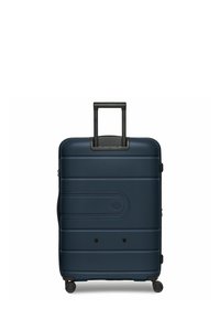 Maletín rígido de color azul marino con un acabado texturizado, un mango telescópico y cuatro ruedas para mayor movilidad. Presenta un diseño aerodinámico y acentos.