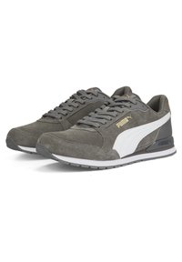 Baskets en daim gris Puma avec bande latérale blanche, design lacets et logo Puma doré sur le côté et la languette, vues de face.