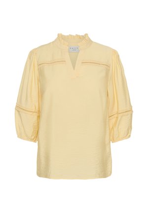 Žltá blúzka s volánovým golierom, výstrihom do V, nafúknutými trojštvrťovými rukávmi a čipkovými detailami na hrudi a rukávoch.