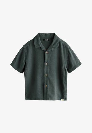 Tamnozelena košulja s kratkim rukavima na kopčanje s kamp-okruglim ovratnikom, četiri bež gumba i malom bijelom oznakom na donjem lijevom rubu.