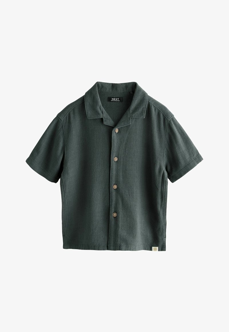Donkergroen overhemd met korte mouwen en knopen, met een camperkraag, vier beige knopen en een klein wit label aan de onderkant van de linker zoom.