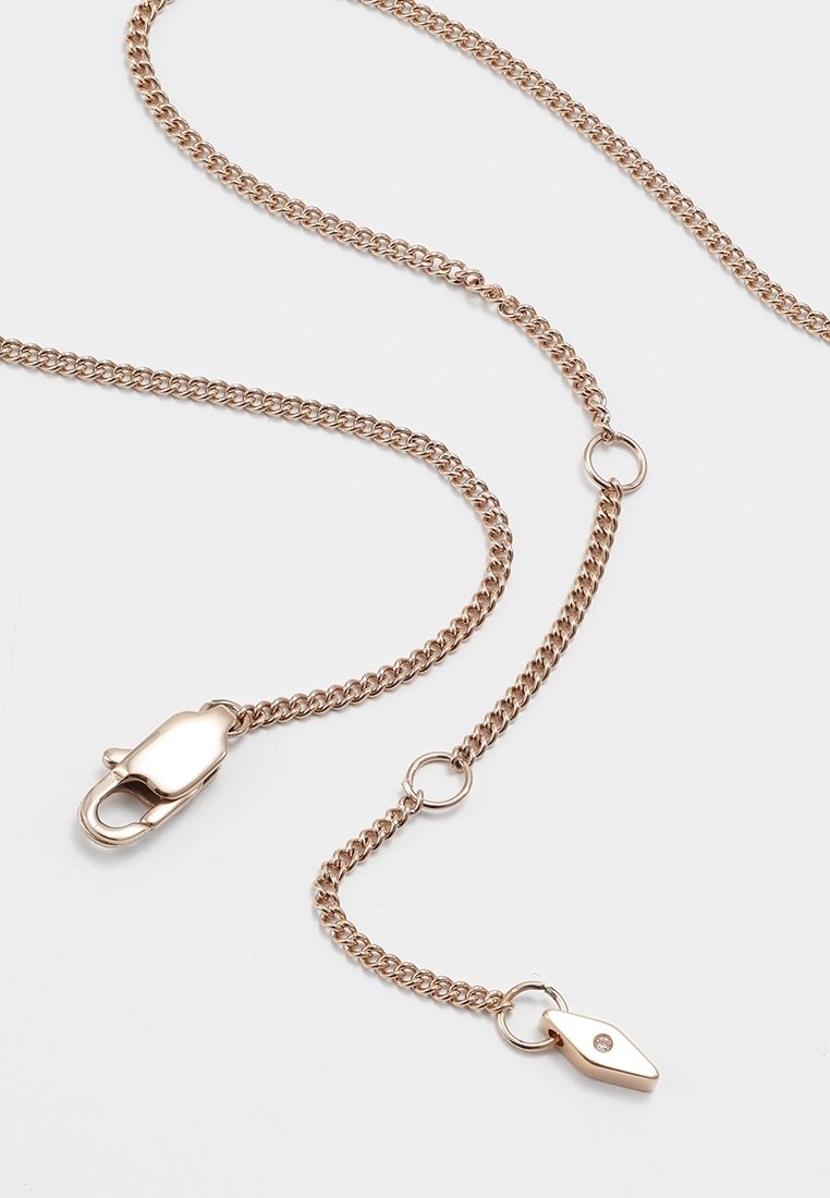 Collier chaîne en or rose avec fermoir à mousqueton et petit pendentif avec une pierre claire unique sur fond blanc.
