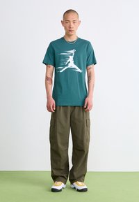 Jordan CREW - Apdrukāts T-krekls - oxidized green/sail