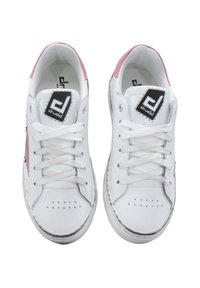 Sneakers bianchi con un esterno in pelle liscia, dettagli rosa, punta rotonda, lacci piatti, fodera in rete e fori decorativi sulla scatola delle dita.