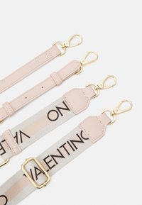 Tre handväsksremmar: två rosa nylon med guld hårdvara, en i canvas med beige och svart "VALENTINO" text. Alla har snap-hooks.