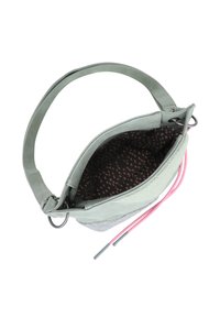 Borsa a spalla in pelle verde con chiusura a zip, tessuto testurizzato e interno scuro con motivo. Include lacci rosa e grigi.