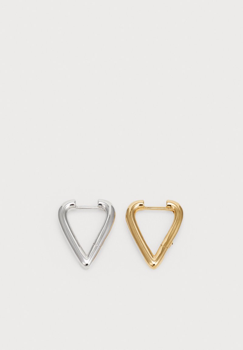 O pereche de cercei în formă triangulară, din argint și aur, cu o textură metalică netedă și margini rafinate, care prezintă un design minimalist.
