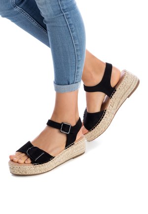 Černé semišové espadrilky na platformě z pletiva juty, s nastavitelnými nártními popruhy a hladkým prstovým popruhem.