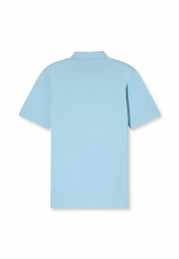 Polo shirt azzurro chiaro con maniche corte, colletto classico e un sottile motivo testurizzato sul tessuto, finitura liscia e orlo dritto.