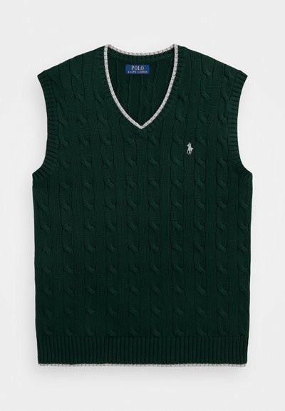 Suéter sin mangas de punto verde con patrón de trenza, escote en V y ribete gris contrastante. Presenta un pequeño logo bordado en el pecho.