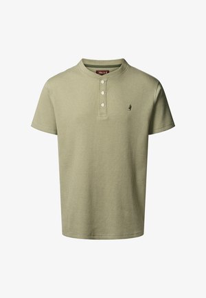 Īsām piedurknēm, henley stila krekls gaiši zaļā krāsā, izgatavots no struktūras auduma, ar trim pogām pie dekoltē un mazu logotipa detaļu.