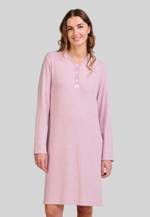 Camisón de manga larga, hasta la rodilla, en suave tejido de canalé color rosa claro, con un escote tipo henley y un detalle decorativo de lazo blanco.