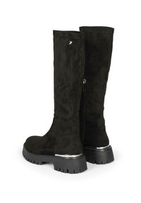 Botas altas de ante negro que cuentan con un cierre lateral y una suela de goma gruesa con un acento plateado. Textura suave y diseño elegante.
