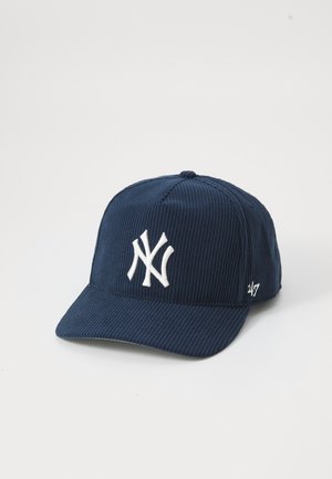Mørkeblå kordfløyels baseballcaps med en hvit brodert 'NY' logo på forsiden og en liten hvit '47' aksent på siden.