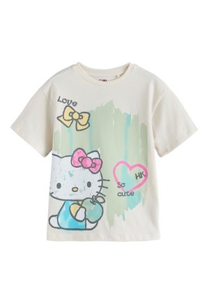 Valkoinen lyhythihainen T-paita, jossa Hello Kitty pitää vihreää omenaa, keltainen rusetti, vaaleanpunainen sydän ja sanat "Love" ja "So Cute HK."