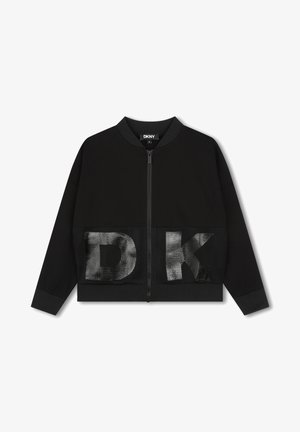 Chaqueta bomber negra con cierre de cremallera, puños de canalé y un panel de malla texturizada con "DKNY" impreso en letras en negrita.