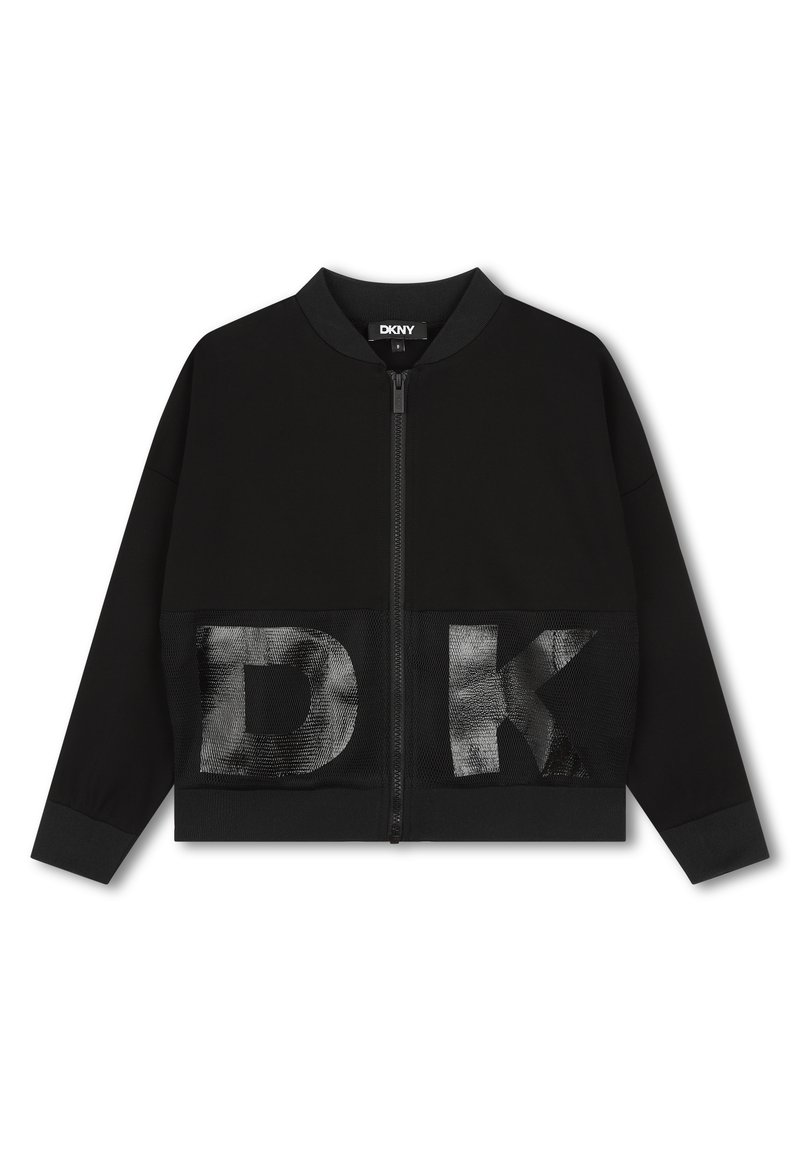 Chaqueta bomber negra con cierre de cremallera, puños de canalé y un panel de malla texturizada con "DKNY" impreso en letras en negrita.