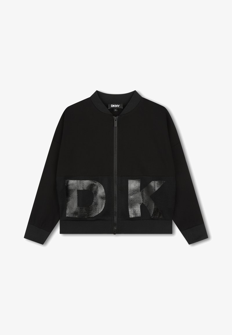 Chaqueta bomber negra con cierre de cremallera, puños de canalé y un panel de malla texturizada con "DKNY" impreso en letras en negrita.