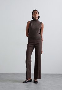 Filippa K TWIST SEAM TROUSERS - Tygbyxor - mocha