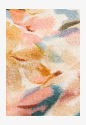 Tkanina w kwiaty z delikatnymi pastelowymi kolorami, w tym różowym, pomarańczowym i niebieskim, o teksturowanej powierzchni i rozmytym wzorze.