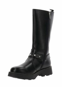 Stivale in pelle nera fino al polpaccio con cerniera laterale, suola spessa e fascia decorativa ornata con tre borchie a forma di stella in argento.