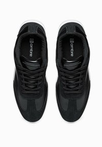 Sneaker neri con tomaia in pelle e mesh, dettagli testurizzati, design con lacci e suola in gomma bianca. Logo visibile sulla soletta.