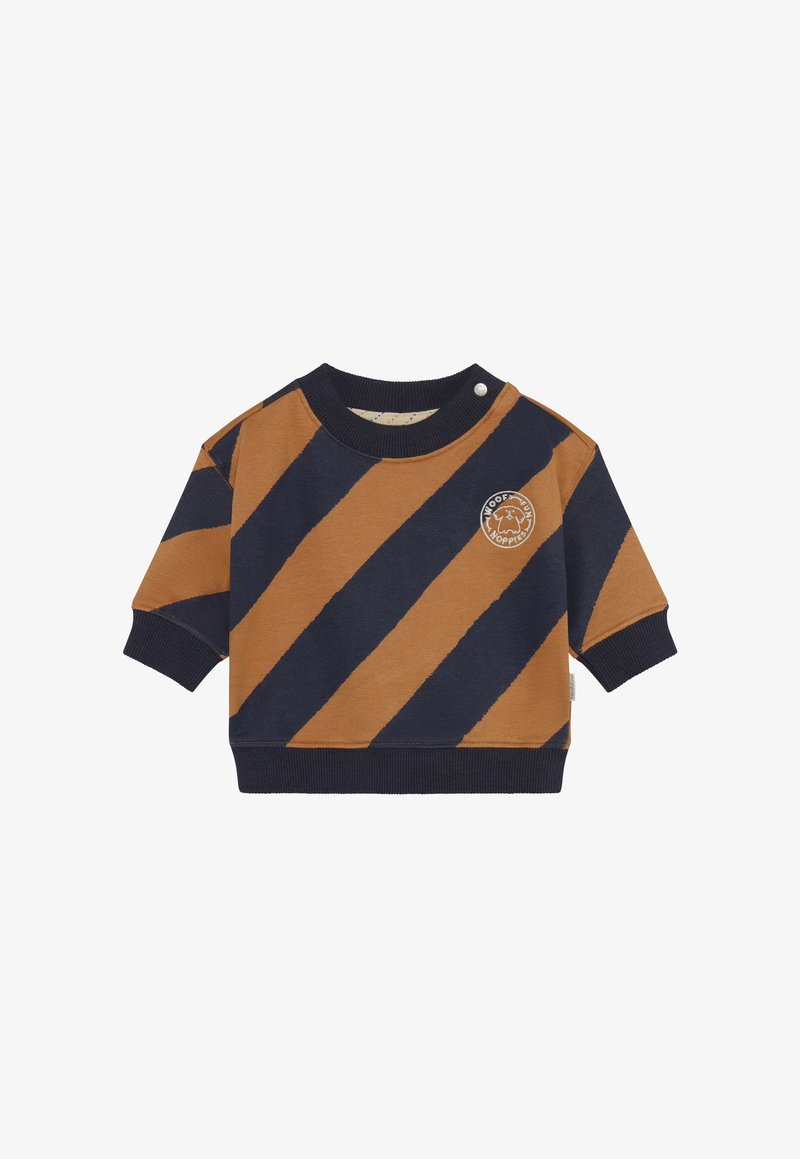 Pull pour enfant avec de larges rayures diagonales bleu marine et marron, des poignets et un ourlet côtelés, et un petit emblème de chien sur la poitrine avec un bouton-pression près du col.